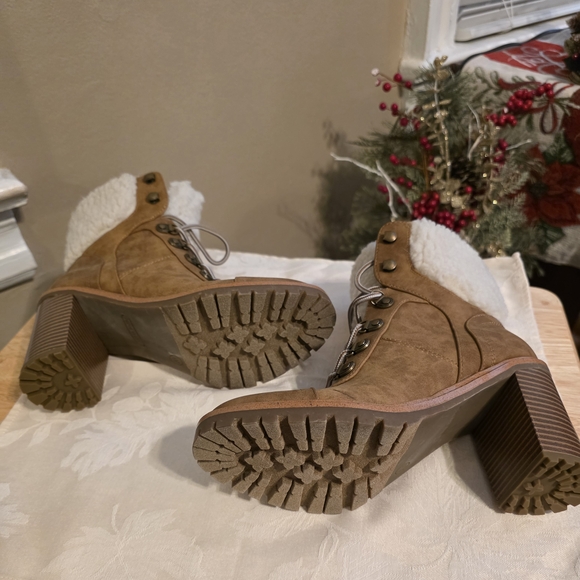 Nine West Tan Heeled Boots with White Fur - Picture 3 of 4
